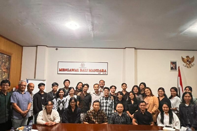 Anggota Dewan Perwakilan Daerah Made Mangku Pastika bersama perwakilan alumni SMAN Bali Mandara usai acara bincang-bincang dalam kegiatan resesnya di Denpasar